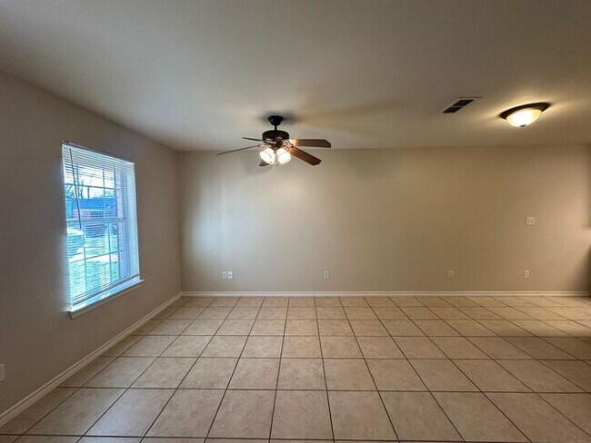 Building Photo - Tour Today! 2 Bedroom 2 Bath Duplex in Cen...