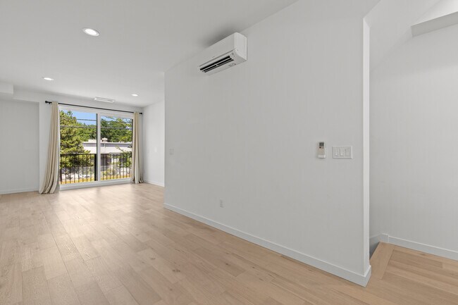 Amplia sala de estar de concepto abierto con mucho espacio para comedor y sala de estar más allá. - 6026 Sand Point Way NE
