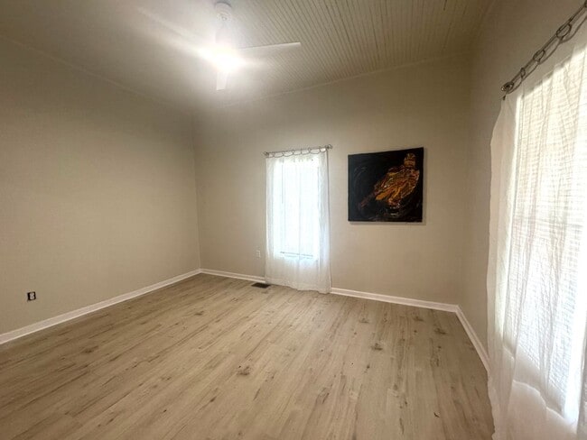 Building Photo - Charming 2 Bedroom 1 Bathroom