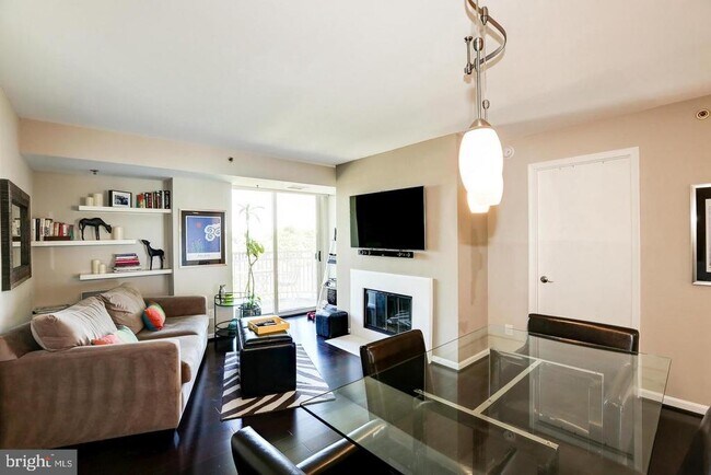 Foto del edificio - 7500 Woodmont Ave