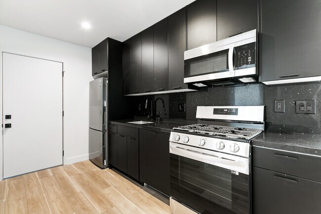 Foto del edificio - 215-225 Lucas Ave