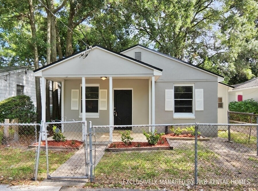 Foto principal - 1555 W 5th St