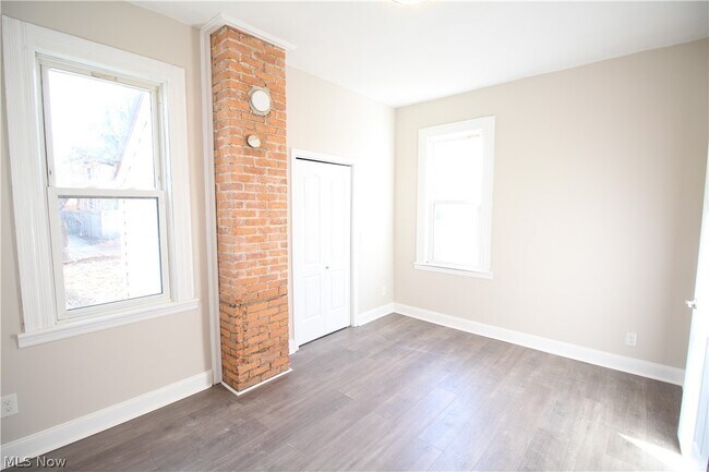 Foto del edificio - 2033 Brainard Ave