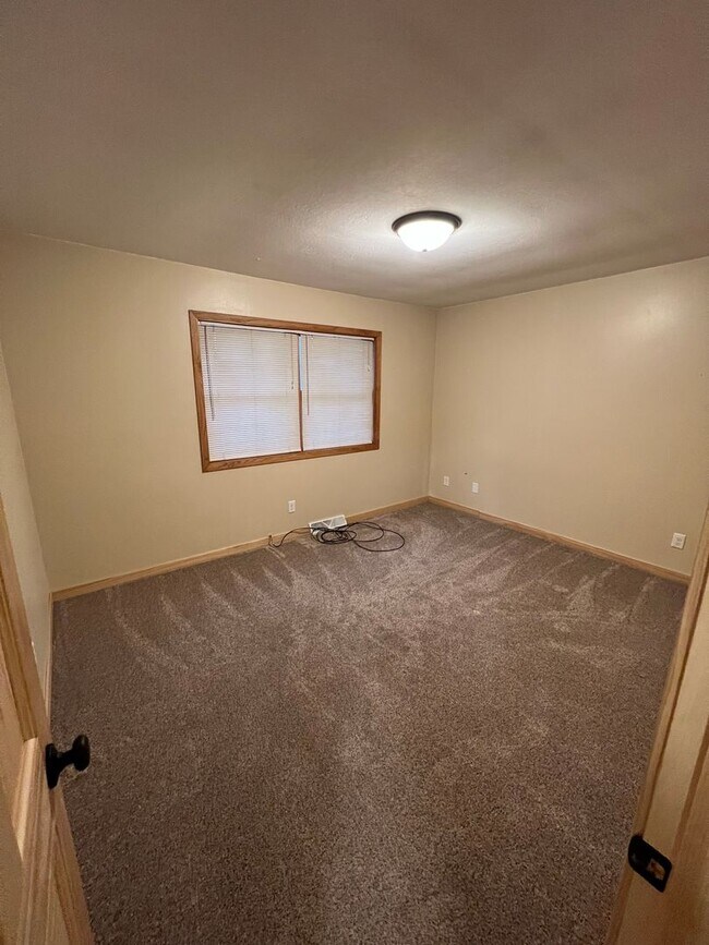 Building Photo - Nicely updated 2 bedroom!