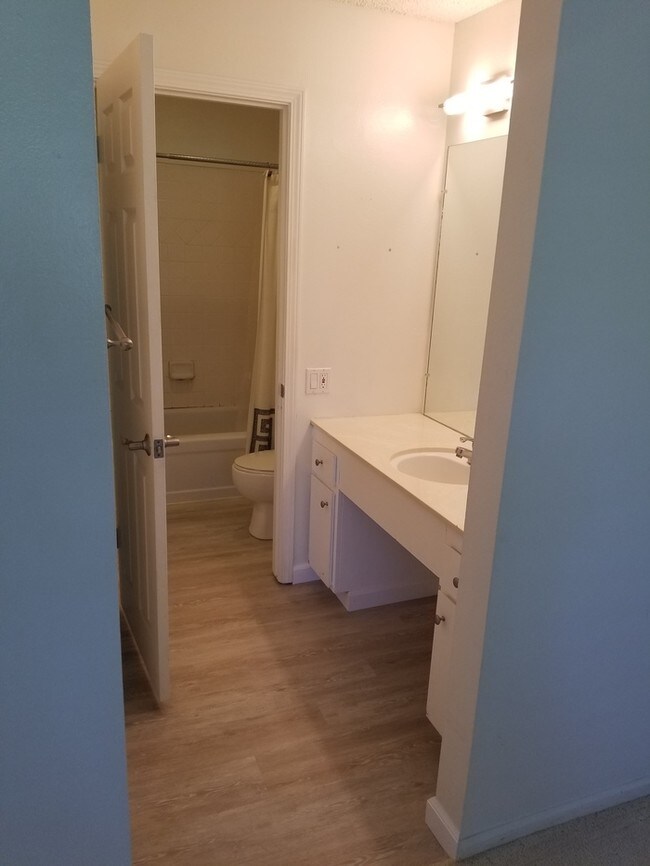 Foto del edificio - 802 Woodside Ln E