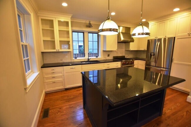 Building Photo - Beautiful, Spacious and Sunlit Premium Ren...