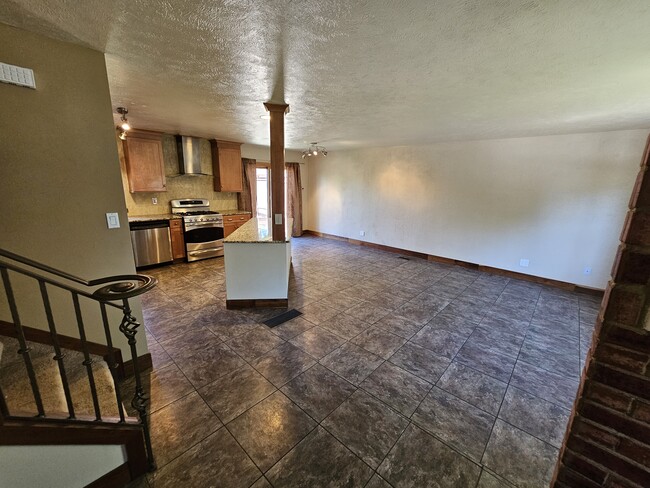Building Photo - 124 N Brentwood Dr