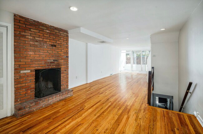 Sala de estar con chimenea y acceso exclusivo a balcón. - 2319 sansom st