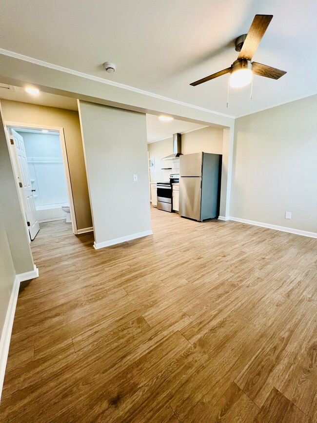 Building Photo - Two bedroom, one bath duplex in Burlington