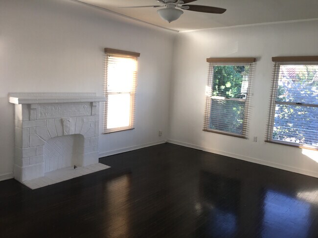 Building Photo - 6138 Saturn St