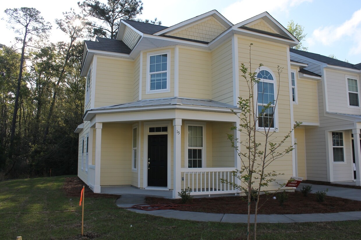 Primary Photo - Beautiful Townhome in Wellstone