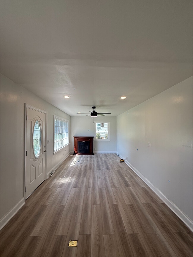 Building Photo - Room in House on Hand Cir