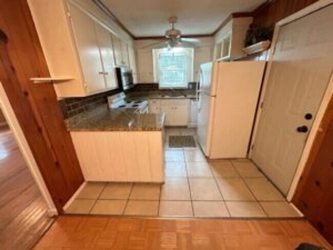 Building Photo - 3 Bed/1 Bath in Rosewood