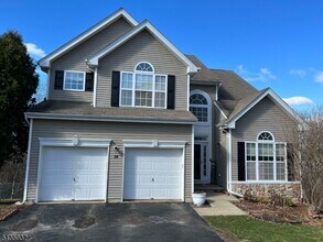 Building Photo - 14 W Winding Hill Dr