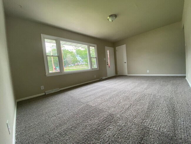 Building Photo - Updated 2 bedroom 1.5 bathroom home
