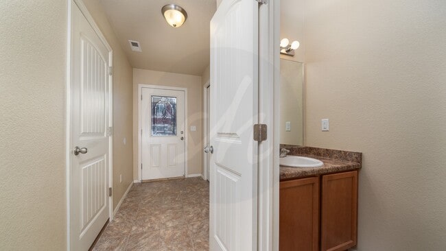 Foto del edificio - Two story townhome in Soaring Eagles