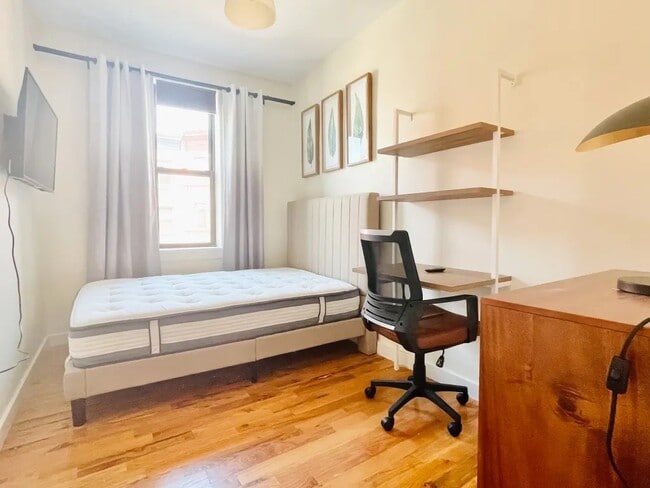Building Photo - Furnished room/NOT APARTMENT