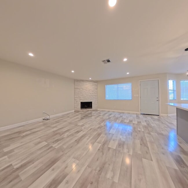 Building Photo - Modern style 2 Bed 2 bath Condo 1st Floor at The Lakes!