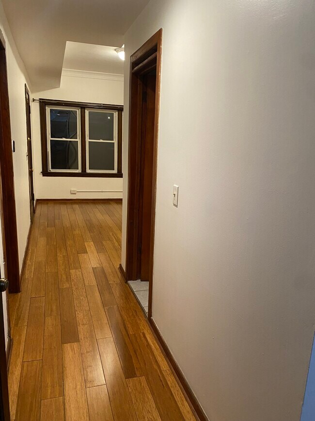Building Photo - 1800 W 21st Plz