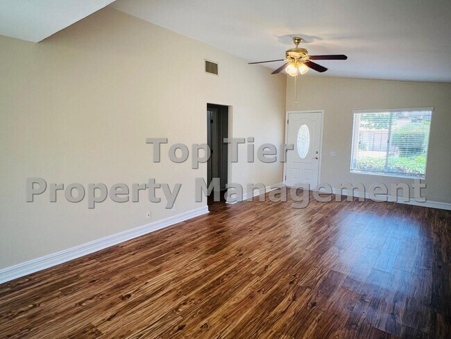 Foto del edificio - Charming 2-Bedroom Home with Large Yard and Modern Upgrades - Available Now!