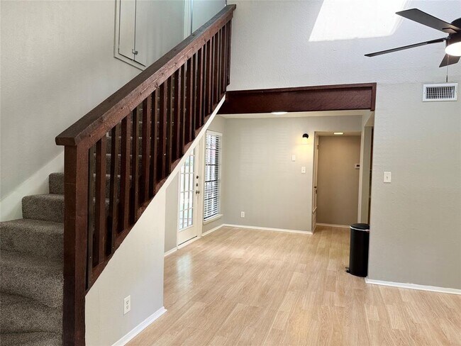 Foto del edificio - 8102 Dowling Cove