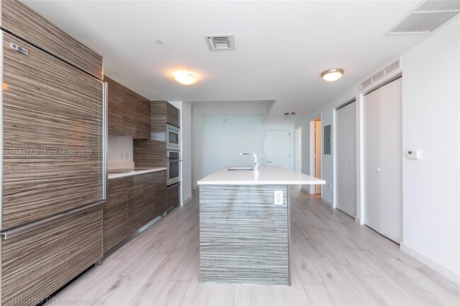 Foto del edificio - 460 NE 28th St
