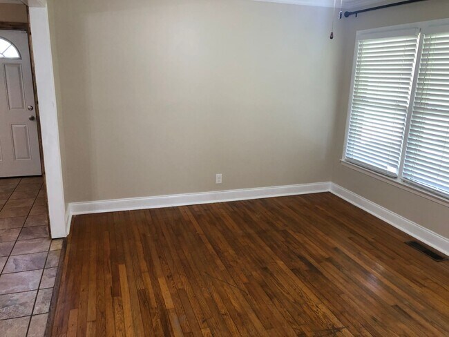 Foto del edificio - 3BR/2BA Home with Huge Fenced Yard, Fire pit Area & Storage Shop