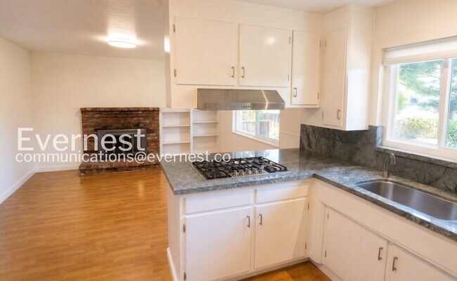 Foto del edificio - 4-Bed/2-Bath/Available Now!