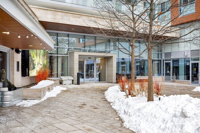 Photo du bâtiment - 1830 Bloor St W
