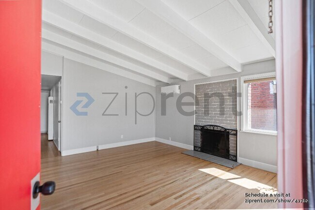Foto del edificio - 3350 Pepper Tree Ln