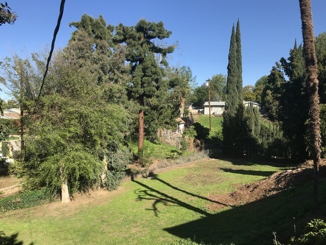 Building Photo - 3 Bed Home with HUGE Backyard!