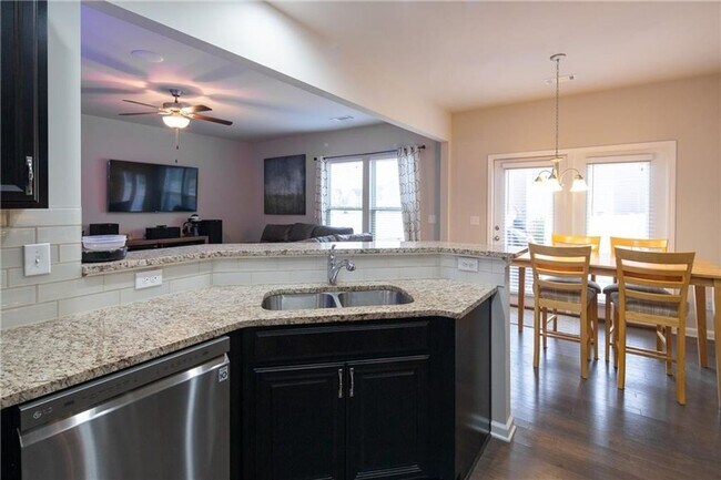 Foto del edificio - Convenient and low maintenance