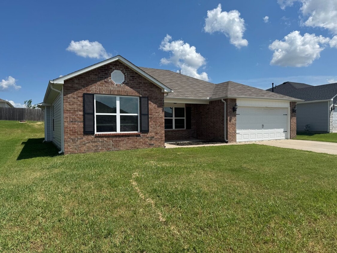 Building Photo - 4 bedroom 2 bath - Great location