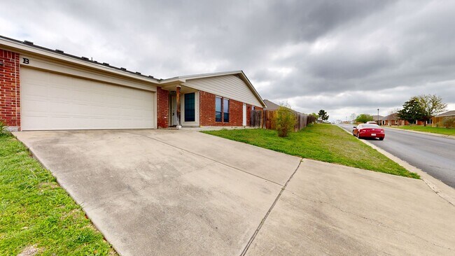 Foto del edificio - 3 BEDROOM, 2 BATH, 2 CAR GARAGE DUPLEX!!!
