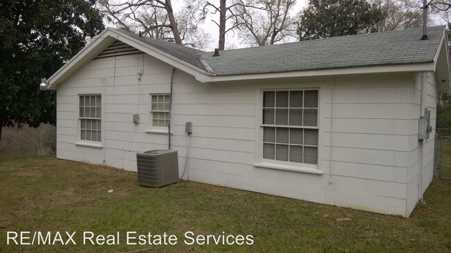 Building Photo - 5736 S Lakeshore Dr