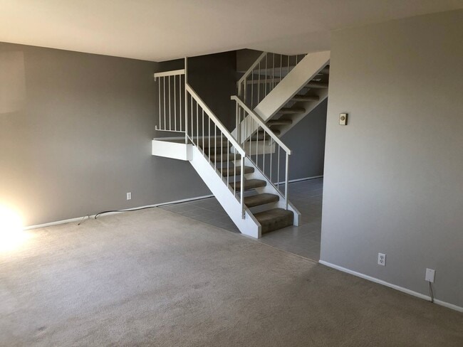 Building Photo - Wonderful 3 Bed, 1.5 Bath Upgraded Condo with Lots of Amenities