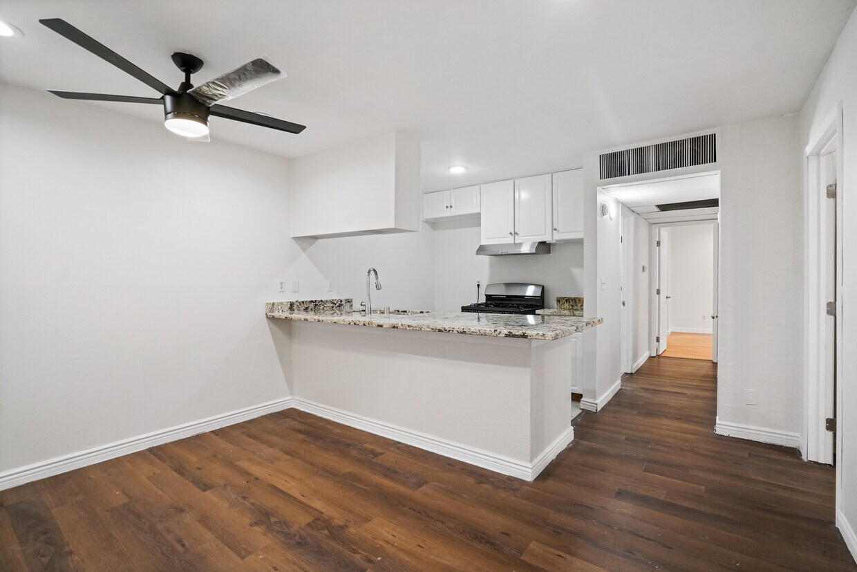 8601 International Ave Unit 122, Canoga Park, CA 91304 Condo for Rent