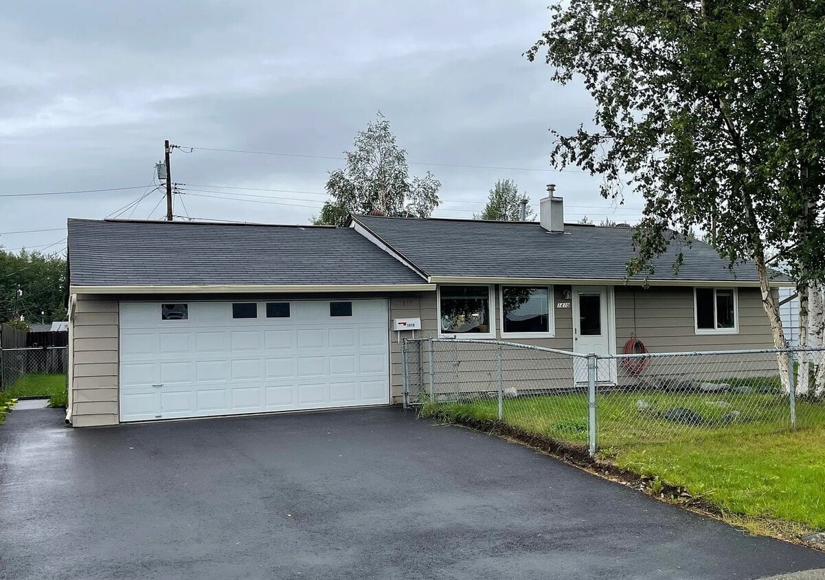 Building Photo - 2 Bedroom home close to base.