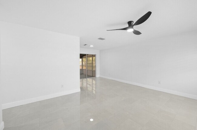 Foto del edificio - Renovated 3 bedroom 1 Bathroom fenced yard...