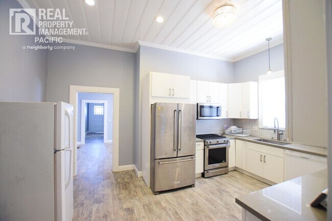 Foto del edificio - Renovated 5BR Home with Parking & Outdoor ...