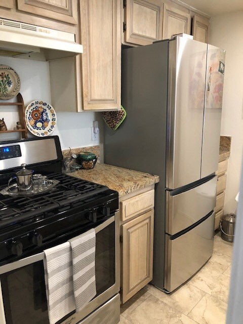Newer gas stove and refrigerator - 2249 20th St