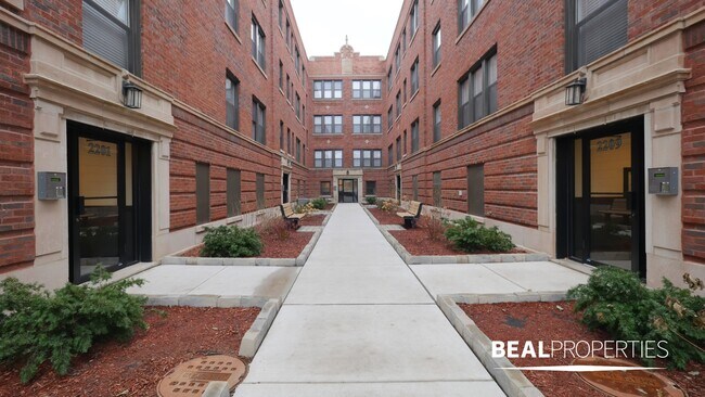 Building Photo - 2207 W Eastwood Ave