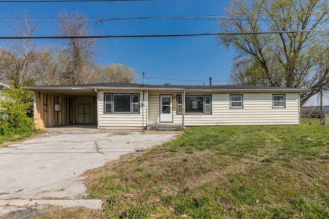 Building Photo - 4 Bedroom | 1 Bathroom | Fenced In Back Ya...