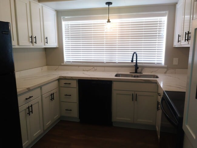 Building Photo - 2002 Glenhaven St