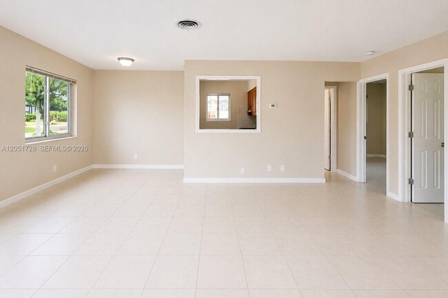 Foto del edificio - 700 NE 25th St