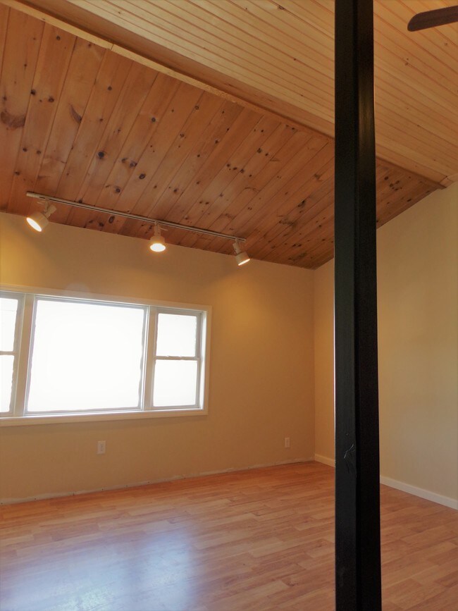 Building Photo - 33 Elm St