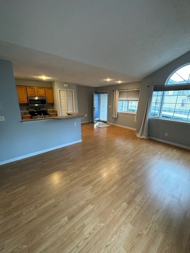 Foto del edificio - 2BR / 2BA Condo with Stunning Lake Views –...