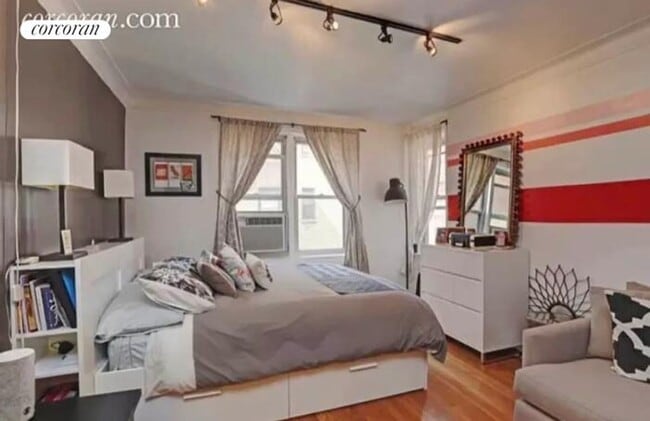 Building Photo - 305 W 52nd St