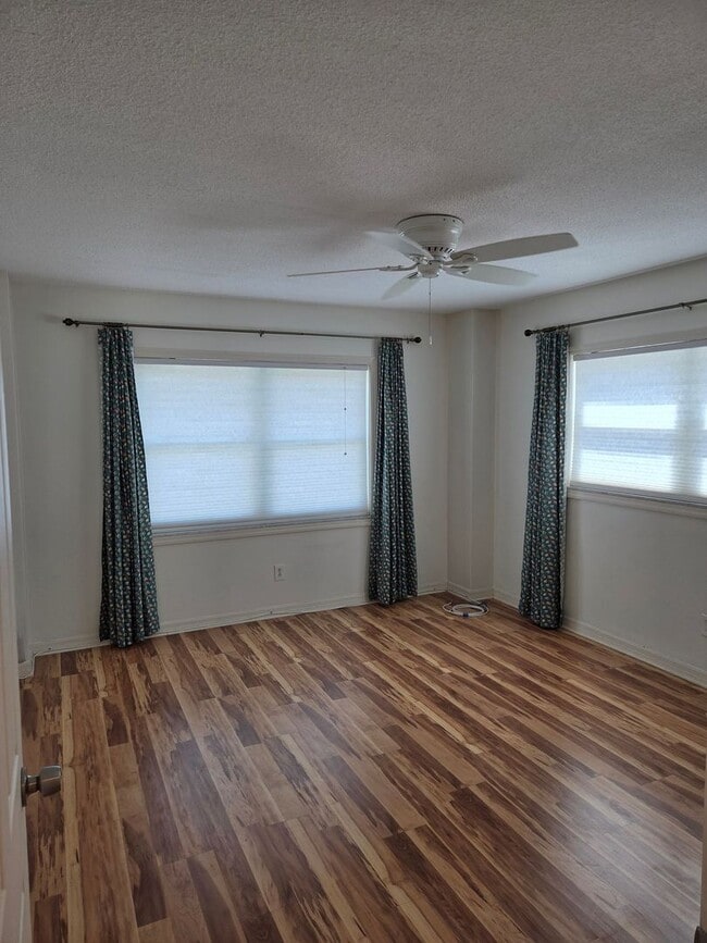 Building Photo - Welcome to your haven on the bay in Beauti...