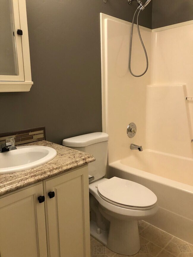 Building Photo - 2 Bed 2 Bath in BZ Corners